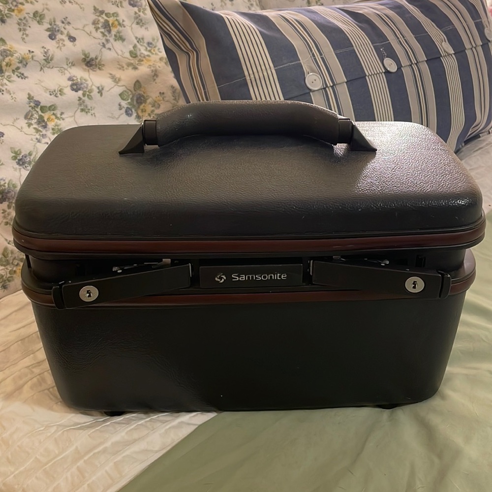 Beautiful vintage Samsonite train case